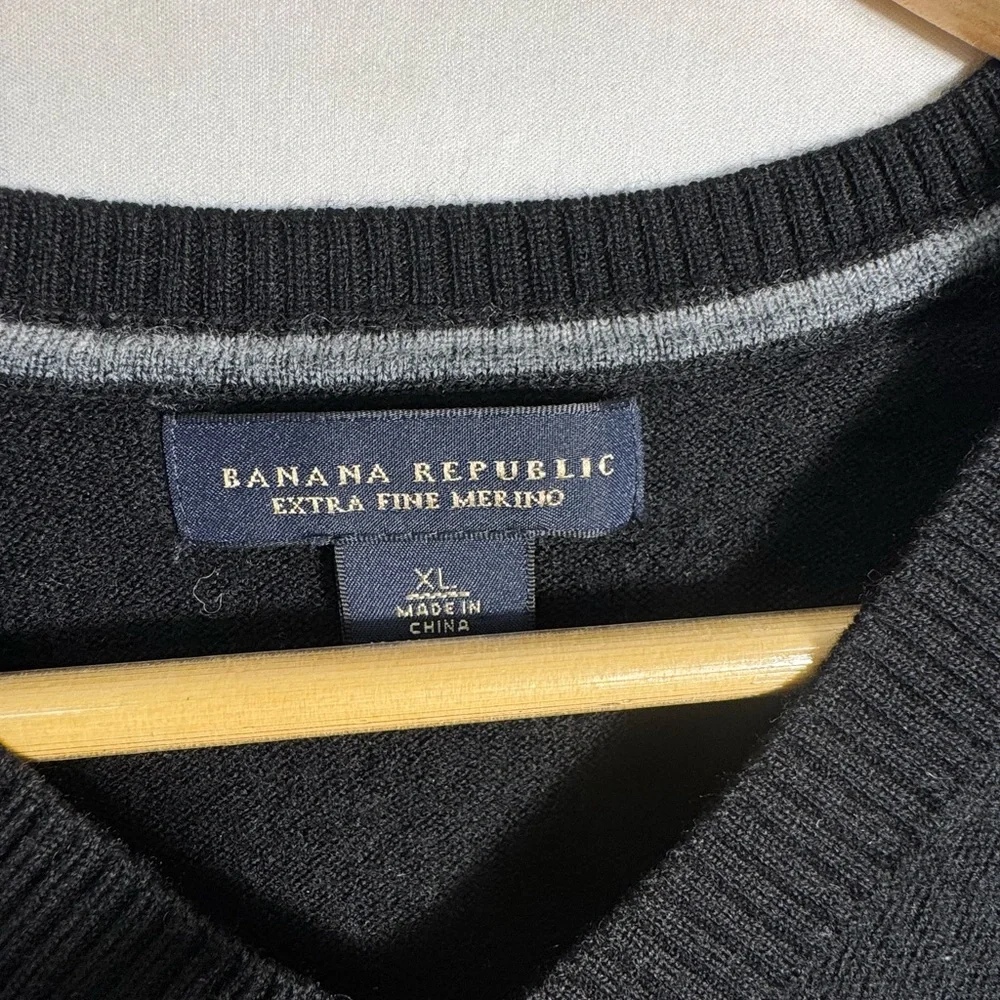 Banana‎ Republic Black V-Neck Sweater 100% Merino Wool